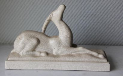 null Sculpture en faïence blanche craquelée représentant une antilope couchée

H...