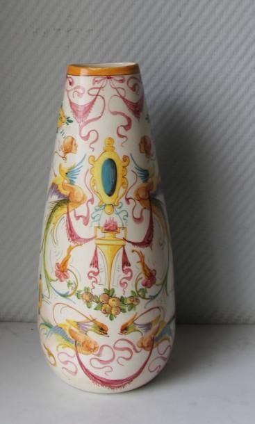 null Delphin MASSIER 

Vase piriforme en faïence à décor polychrome de grotesques

H...