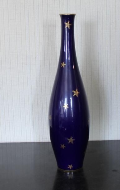 null MANUFACTURE DE SEVRES

Vase en porcelaine bleu nuit à décor d'étoiles or

H...