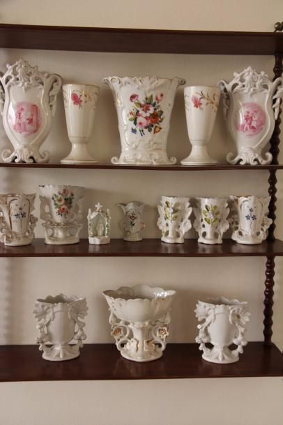 null Lot de vases d'église en porcelaine blanche (fêles, accidents)