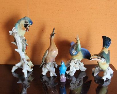null Quatre sculptures en porcelaine polychrome oiseaux et un petite sculpture t...