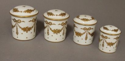 null Quatre pots à crème en porcelaine blanche et décor or de guirlandes