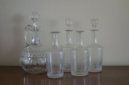 null Lot de 4 carafes en verres gravées (manque deux bouchons) et 1 carafe en cristal...