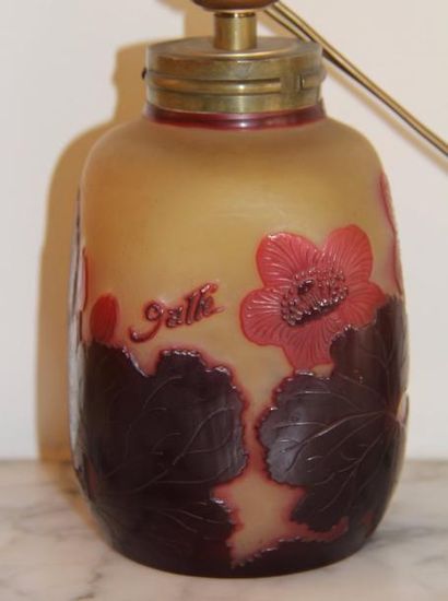 null Emile GALLE

Vase en verre gravé de fleurs rouges sur fond jaune, monté en lampe

H...