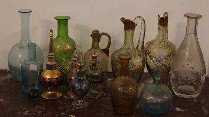 null Ensemble de vases et carafes en verre de couleur certains émaillés (acciden...