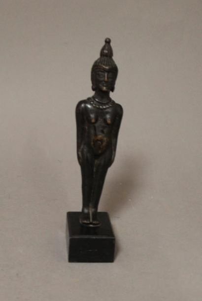null Deux statuettes en bronze patiné :

- Danseuse du Siam (accidents)

- Femme...