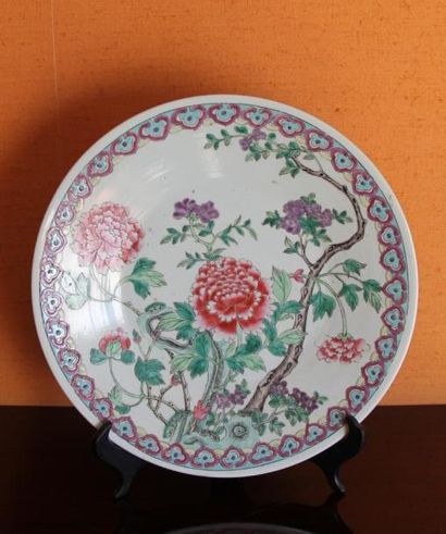 null Grand plat en porcelaine polychrome à décor polychrome de fleurs

Chine vers...