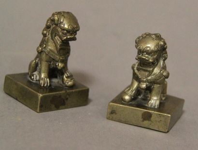 null Deux cachets en bronze décor de lion