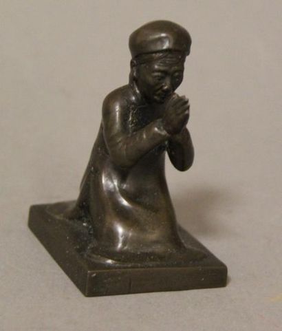 null Personnage en prière en bronze

H : 8 cm