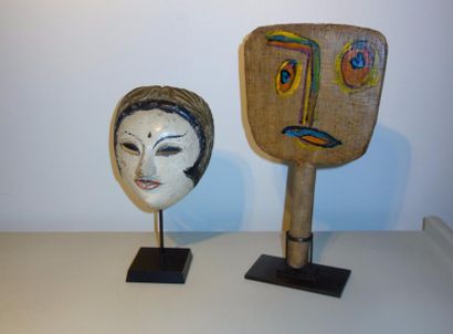 null Masque de femme en bois polychrome et une sculpture en bois peint d'une tête...