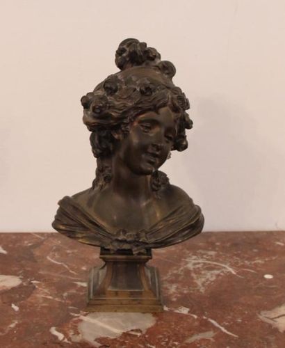 null Buste de femme en bronze sur piédouche

H : 25 cm