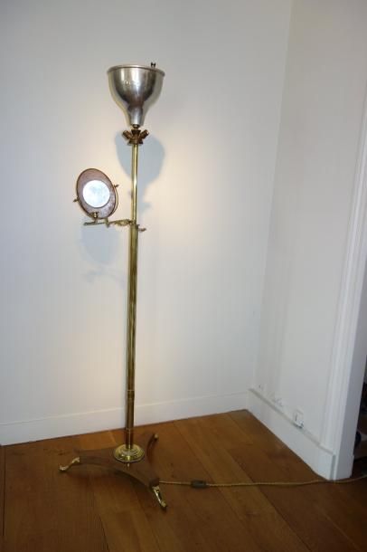 null Lampe de parquet tripode

H : 176 cm.