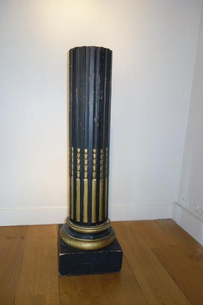 null Sellette en bois noirci et doré en forme de colonne cannelée rudentée

H : 106...