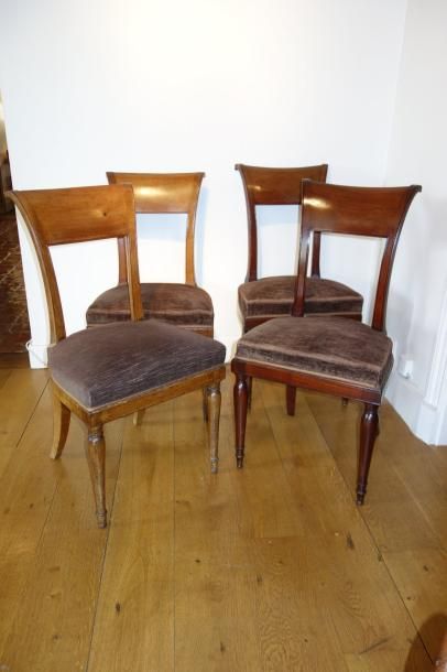 null Deux paires de chaises de modèle proche en acajou et bois naturel à dossier...