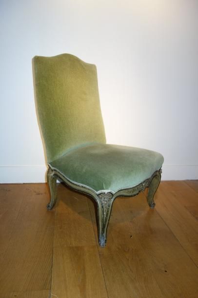null Chaise basse en bois laqué beige et vert, sculpté de fleurs, style Louis XV

H...