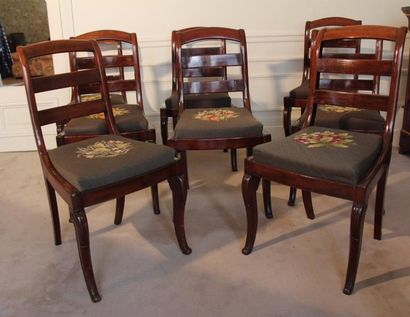 null Huit chaises d'un modèle proche à châssis en acajou, dossier à barreaux, XIXème...