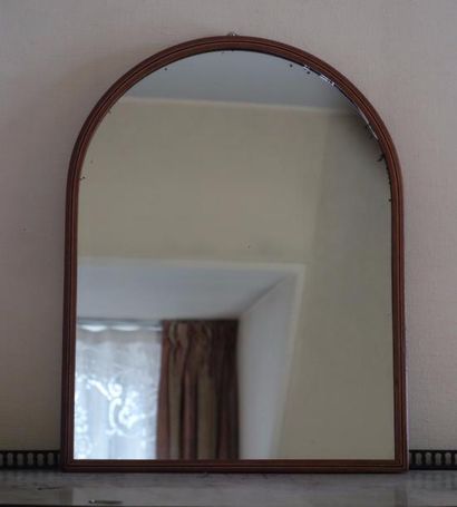 null Glace de toilettes en bois en forme d'ogive

44,3 x 33,5 cm.