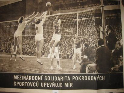 null Match de Volley féminin Affiche polonaise en Noir et blanc. Vers 1950-1960....