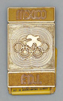 1968 Mexico Badge d'Officiel « FDI » Escrime (ruban plastique jaune). 63 x 37 mm...