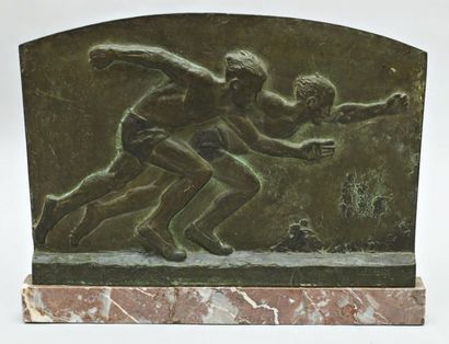 Edouard FRAISSE (1880-1956) Le départ du 100 mètres Bas-relief en bronze sur socle...