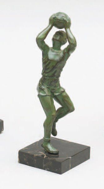 Ecole Française vers 1940 Basketteur Sculpture. Epreuve en régule à patine verte...