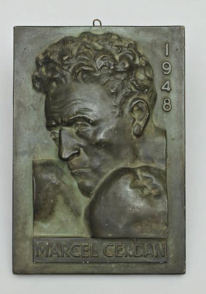 M. BASSEAU Marcel CERDAN Bas-relief en plâtre peint, signé et daté 1948. 39 x 27,5...