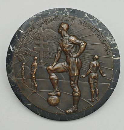 Ecole Hongroise, vers 1940 4 joueurs de Foot Important médaillon en bronze sur socle...