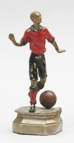 null Joueur de Football, vers 1900. Sculpture. Epreuve en métal polychrome sur socle...