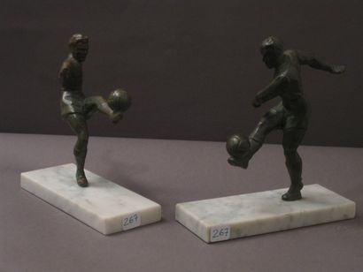 null Le contrôle de la balle. 2 sculptures en régule à patine verte vers 1950, sur...