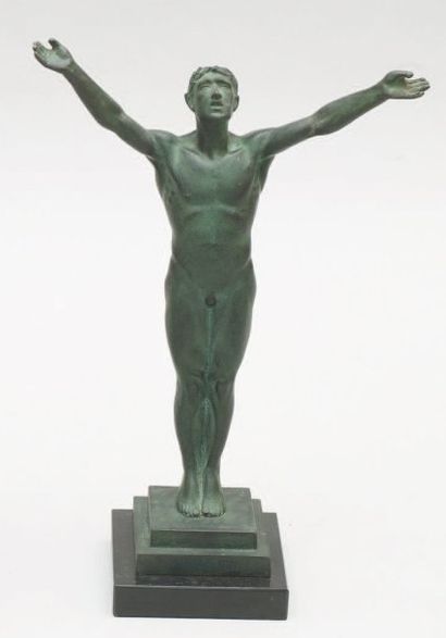 Edouard FRAISSE (1880-1956). Le Vainqueur Sculpture. Epreuve en bronze à patine verte...