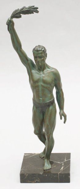 Ecole Française vers 1940 Le Vainqueur Sculpture. Epreuve en régule à patine verte....