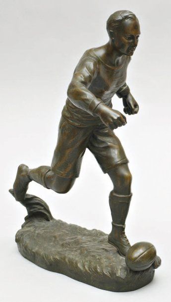 Henry FUGERE (1872-1944) Rugbyman, ballon au pied Sculpture. Epreuve en régule signée...