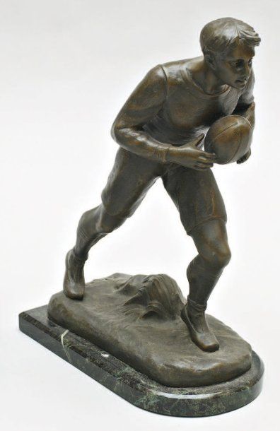 Henry FUGERE (1872-1944) Le Rugbyman vers l'essai Sculpture. Epreuve en régule sur...