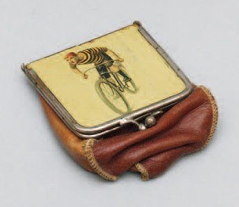 null Petit porte-monnaie en cuir et métal à décor d'un cycliste (chromolithographie)...