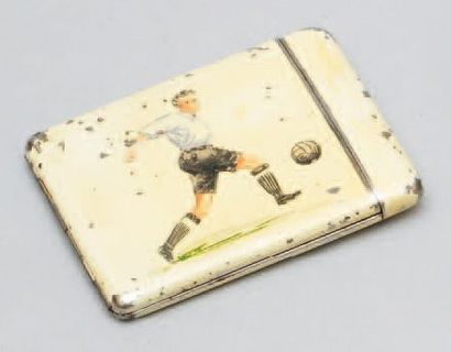 null Etui à cigarettes en métal peint à décor d'un footballeur. Années 1940. 8 x...