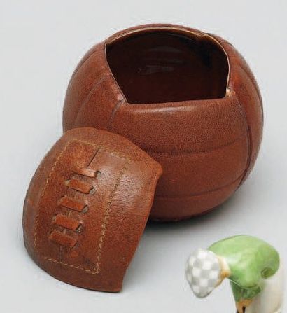 null Petite poubelle de table en céramique gainée de cuir en forme de ballon de foot....