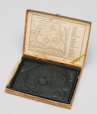 Berlin 1936 Plan du Stade Olympique en bakélite vert kaki. Dans sa boîte en carton...