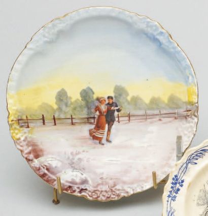 null Belle assiette en porcelaine de Limoges polychrome à décor imprimé de Patineurs....