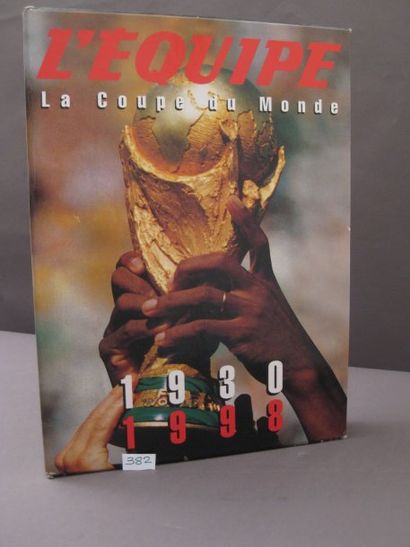 null [Livre] L'Equipe. La Coupe du Monde, 1930-1998. Coffret de 2 volumes. 511 pages....