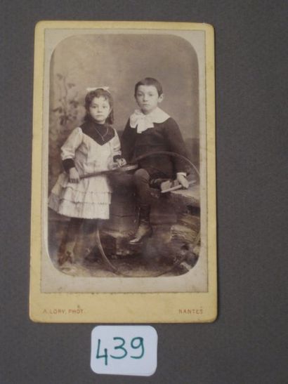 null Photographie dite Carte de visite de Lory, Nantes vers 1890. Petite fille avec...
