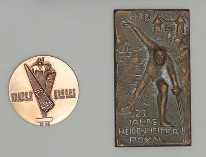 null Lot comprenant : - petite médaille commémorative en or ( ?) pour les 10 ans...