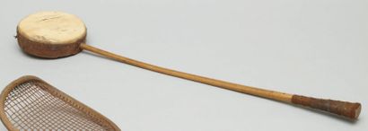 null Battoir pour jeu de tambourin (bois, cuir, peau). Sud de la France. 94,5 cm