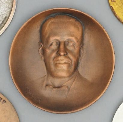null Portrait d'Armand MASSARD, le Comité Olympique Français reconnaissant. Médaille...