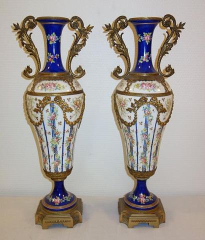 null Paire de vases en porcelaine polychrome, deux anses et monture en bronze et...