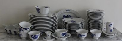 null Partie de service de table en porcelaine blanche à décor de fleurs bleues C...