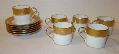 null Six tasses et sous-tasses à café en porcelaine blanche et doré, LIMOGES