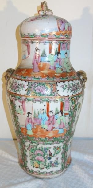 null Vase balustre couvert en porcelaine polychrome, Canton fin XIXème s.

H : 49...