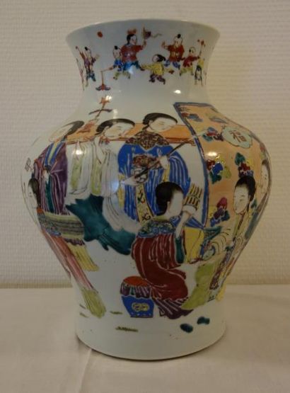 null Vase balustre en porcelaine polychrome à décor d'enfants, Chine moderne

H :...