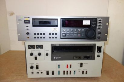 null Lot :

- SONY Digital audio recorder PCM-R700

- SONY U-matic Videocassette...