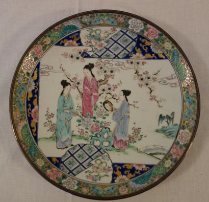 null Plat en porcelaine polychrome à décor de trois femmes dans un jardin, Japon...